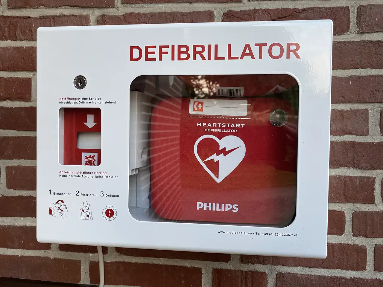 Defibrillator an der Außenwand des Gemeindehauses