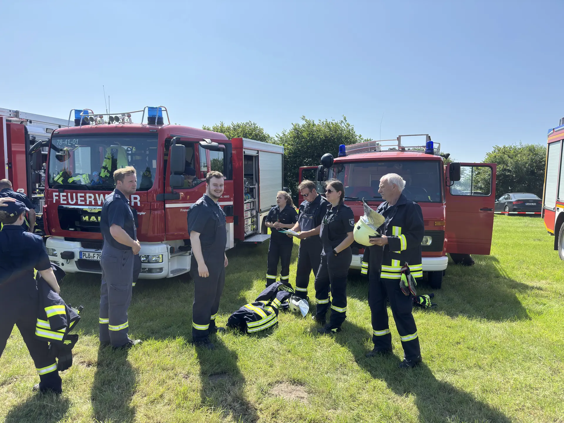 Feuerwehrleute bereiten sich vor den Autos vor
