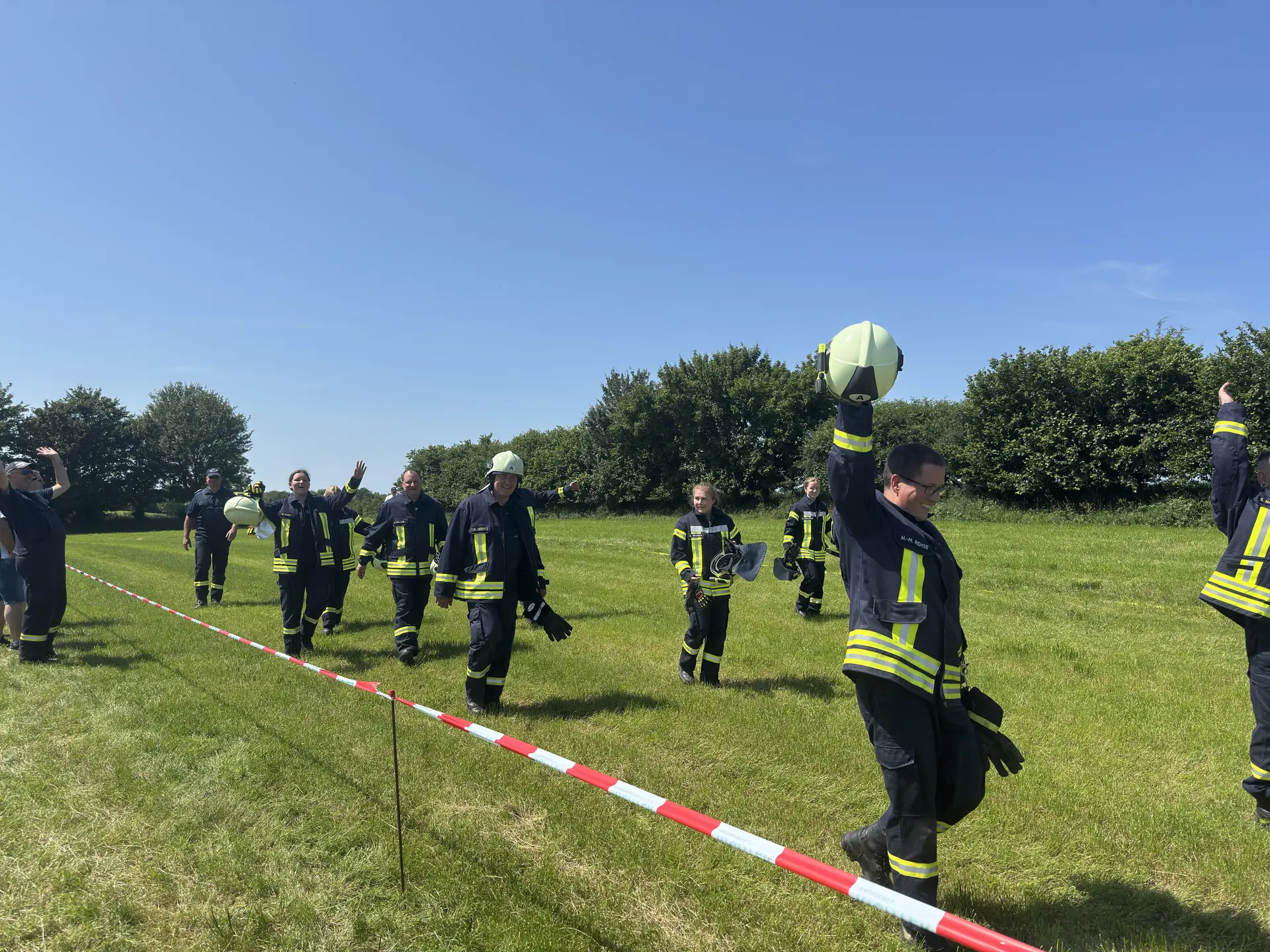 Feuerwehrleute kommen jubelnd von Übung zurück