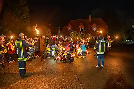 Gemeinsames Singen im Dorf